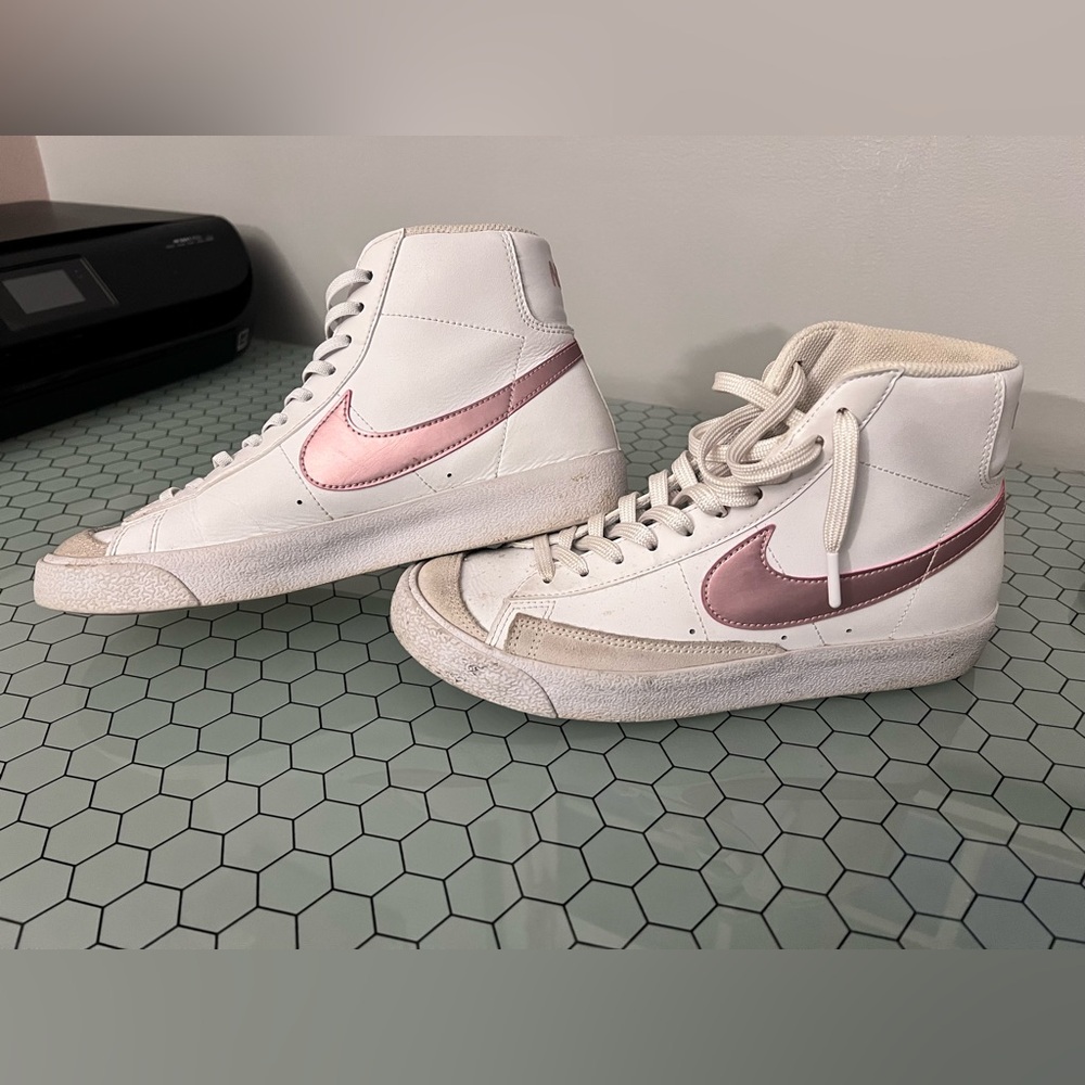 Nike Blazers Mid 77 metallic pink swoosh and white. Womens 8 kids 7